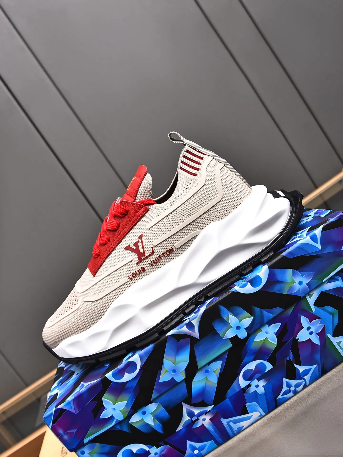 Men's shoes 💰500 LV high-end hot model 👍 Counter 1 design. The face is made of high-elastic fly knit + cowhide + imported glue! TPU outsole is easy to put on, light, comfortable and elastic, trendy and fashionable! ! ! 💪Multiple colors to choose from! Code number: 38-44 (45 46 customized)